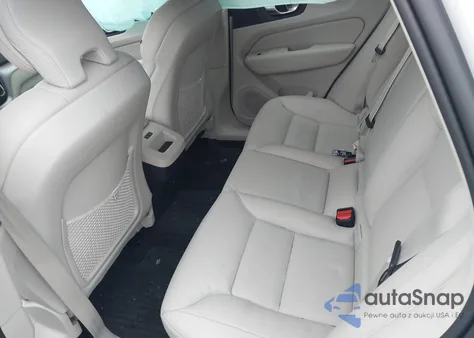 2024 Volvo Xc60 B5 Core Dark Theme z USA, uszkodzony, nr VIN YV4L12RK9R1940487